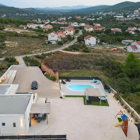 3 Bedroom Amazing In בית נופש ביליצה