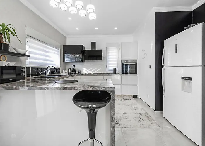 3 Bedroom Amazing In ביליצה