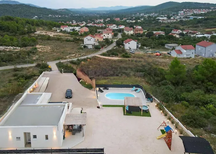 3 Bedroom Amazing In Holiday home Bilice